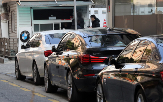 23일 서울 서초구 BMW 차량 정비센터에 정비대기중인 차량이 줄지어 있다.  연합뉴스